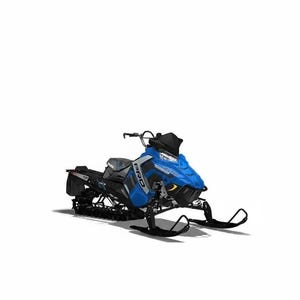 Puede incluir: Una moto de nieve azul y negra con la palabra "PRO" impresa en el lateral. La moto de nieve tiene esquís negros, un asiento negro y una oruga negra. Diseñada para deportes y recreación de invierno.