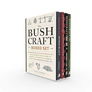 Op de afbeelding: Een boxset met bushcraftboeken. De set bevat "The Bushcraft Boxed Set", "Advanced Bushcraft", "Bushcraft: Trapping, Gathering, & Cooking" en "Bushcraft 101". De boeken hebben een witte, rode, marineblauwe en groene rug.