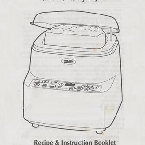 Könnte beinhalten: Strichzeichnung einer Welbilt Brotbackmaschine mit geöffnetem Deckel, die ein Brot zeigt. Das Bedienfeld hat mehrere Tasten. Der Text oben lautet "BAKER'S SELECT THE BREAD MACHINE With Patented Auto Eject System". Darunter steht "Recipe & Instruction Booklet".