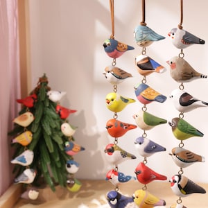 Handgeschnitzte hölzerne Vogelanhänger - Vogelschnüre