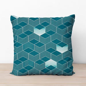 Könnte beinhalten: Quadratisches Zierkissen mit einem türkisfarbenen geometrischen Muster. Das Design zeigt weiße Linien, die ein sich wiederholendes Muster aus Würfeln und Chevron-Formen bilden. Das Kissen hat ein weiches, strukturiertes Aussehen und ist wahrscheinlich aus Stoff.