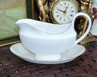 Salsera y soporte Wedgwood "Signet Gold" de porcelana fina.