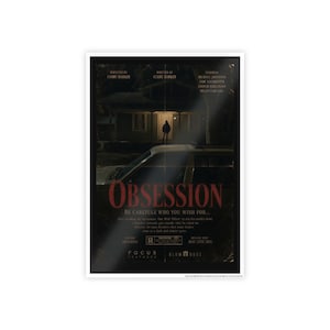 Puede incluir: Un cartel de la película "Obsesión" con una estética oscura y dramática. El título está en letras rojas, con el lema "Ten cuidado con lo que deseas." El cartel presenta una silueta de una persona frente a una casa y un coche.