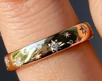 Alianza de boda grabada con estrella celestial, alianza de oro macizo de 14k, alianza nupcial grabada con estrellas, alianza de eternidad con engaste al ras, alianza minimalista de moissanita.