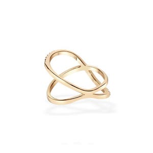 Puede incluir: Un anillo de color dorado con un dise&ntilde;o abierto y superpuesto. El anillo tiene un acabado liso y pulido y algunas piedras peque&ntilde;as y brillantes engastadas en una de las bandas. El anillo est&aacute; sobre un fondo blanco.