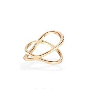 Puede incluir: Un anillo dorado con un dise&ntilde;o abierto e entrelazado. El anillo presenta una serie de peque&ntilde;os adornos brillantes a lo largo de una de las bandas curvas. El dise&ntilde;o del anillo es moderno y elegante, adecuado para el uso diario o ocasiones especiales.