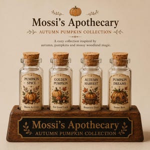 Op de afbeelding: Vier doorzichtige glazen flesjes met kurken stoppen, elk voorzien van een etiket met pompoenillustraties en de teksten: Pumpkin Spice, Golden Pumpkin, Autumn Harvest en Pumpkin Dreams. Ze staan in een donkere houten houder met Mossi's Apothecary.