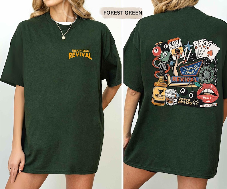 Op de afbeelding: Bosgroen t-shirt met de tekst "Treaty Oak Revival" op de voorkant en een afbeelding op de achterkant. De afbeelding op de achterkant bevat een whiskyfles, speelkaarten, een microfoon en de woorden "Treaty Oak Revival" en "Have a nice day."