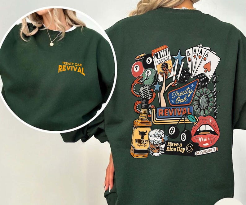 Op de afbeelding: Donkergroene sweatshirt met de tekst "Treaty Oak Revival" op de voor- en achterkant. De achterkant heeft een afbeelding met speelkaarten, dobbelstenen, een fles whisky en de tekst "Have a nice day."