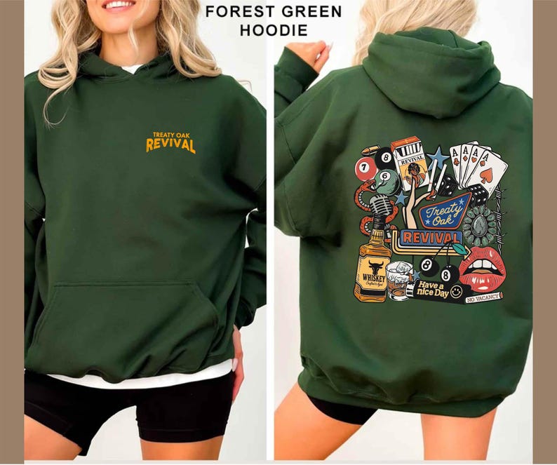 Op de afbeelding: Bosse groene hoodie met de tekst "Treaty Oak Revival" op de voorkant en een afbeelding op de achterkant. De afbeelding op de achterkant bevat een whiskyfles, speelkaarten en lippen.