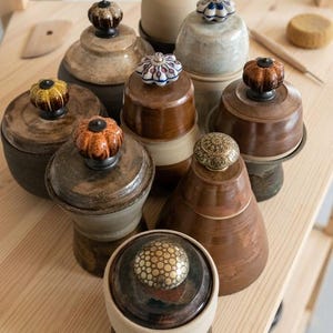 Grande boîte d'artiste en céramique – modèle au choix – avec bouton en porcelaine décorée