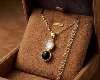 Collar con colgante de turmalina negra y piedra lunar: protección e intuición.