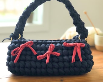 Bolso pequeño con lazo hecho a mano – Bolso de hombro negro de ganchillo con detalles de cinta roja