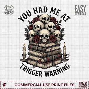 Może przedstawiać: Cyfrowy projekt z stosu książek, czaszek i czerwonych róż. Tekst brzmi "YOU HAD ME AT TRIGGER WARNING". Dwie zapalone świece po bokach. Projekt do użytku komercyjnego i natychmiastowego pobrania.