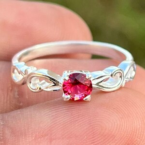 Anillo solitario de rubí cultivado en laboratorio, inspirado en la naturaleza, de plata de ley 925, con delicada gema roja.