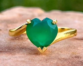 Anillo de ónix verde facetado en forma de corazón – Baño de oro de 14k, piedra preciosa minimalista estilo boho.