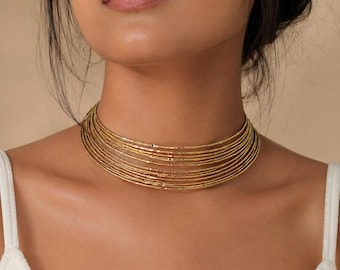 Naszyjnik choker z drutu warstwowego w kolorze złota, minimalistyczny naszyjnik z otwartą obrożą, efektowny metalowy choker, nowoczesna biżuteria boho, prezent dla niej