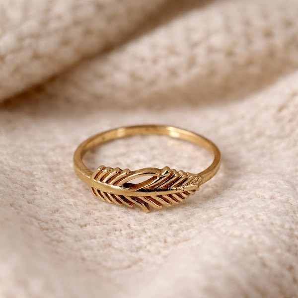Anillo delicado de hoja de oro, anillo minimalista inspirado en la naturaleza, banda de hoja de pluma, anillo apilable