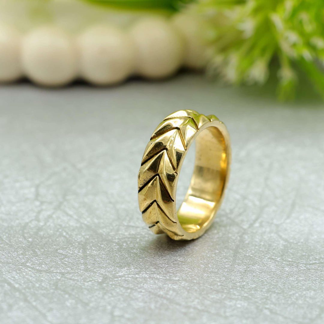 Chevron Pattern Gold Band Ring, Minimalist Engraved Arrow Ring, Unisex ...