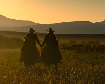 Romantischer Cowboy und Cowgirl Ritt bei Sonnenuntergang - Western Fotodruck