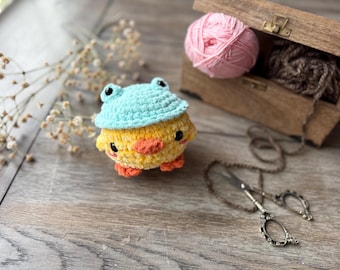 カエルの帽子をかぶったかぎ針編みのアヒルのぬいぐるみ：手作りの編み