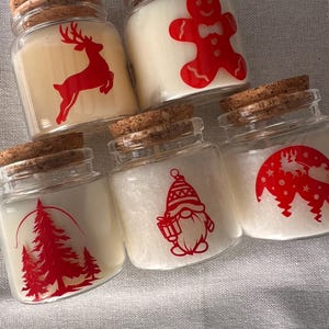 Bougie de Noel artisanale sans parfum - décor rouge - Idée de cadeau de fin d'année, décoration festive, pot en verre avec liège