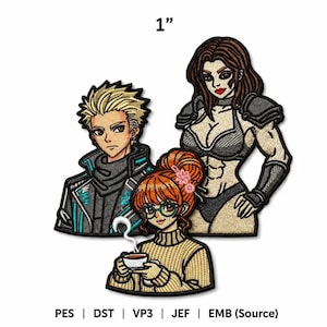 Può includere: Tre toppe ricamate con personaggi in stile anime: una persona bionda con giacca scura, una persona dai capelli castani in armatura e una persona dai capelli arancioni con maglione beige che tiene una tazza. Sono presenti il testo 1" e PES, DST, VP3, JEF, EMB (Source).