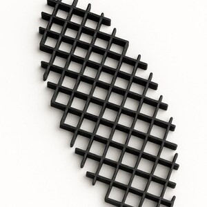 Könnte beinhalten: Ein schwarzes, rechteckiges Gitter mit einem sich wiederholenden quadratischen Muster. Das Gitter besteht aus dünnen, sich kreuzenden Linien, die eine gitterartige Struktur bilden. Das Objekt befindet sich vor einem weißen Hintergrund, der sein geometrisches Design hervorhebt.