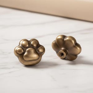 Peut inclure: Ensemble de trois tasses en céramique avec une finition mate et mouchetée. Les tasses sont de couleur crème, gris clair et gris foncé. Chaque tasse a un design simple et minimaliste avec une anse arrondie.