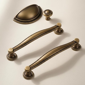 フランス製アンティーク真鍮キャビネットハンドル 葉っぱ型 半月型 曲線 引き出し取っ手 - 無垢材 - 真鍮製家具金具 キッチンドレッサー用 - 5サイズ