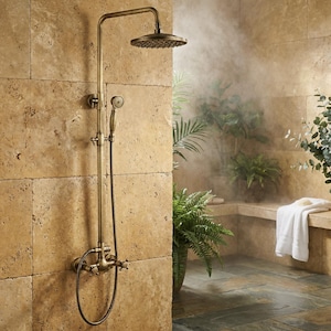 Francuski antyczny mosiężny system prysznicowy do użytku wewnątrz i na zewnątrz z półką – bateria dwuuchwytowa, prysznic ręczny i sterowanie ciepłą/zimną wodą, system natrysku deszczowego