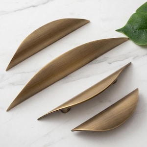 Half Moon Leaf Brass Cabinet Handle Handmade – Curved Sculptural Brushed Gold Pull – French Antique Style Kitchen Cupboard Wardrobe Hardware