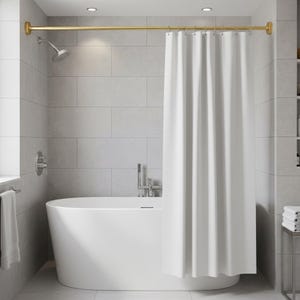 Könnte beinhalten: Ein modernes Badezimmer mit einer weißen ovalen Badewanne, einem weißen Duschvorhang und einer goldfarbenen Duschstange. Die Wände sind hellgrau gefliest, und ein silberner Duschkopf ist sichtbar.