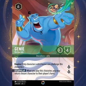 Può includere: Una carta personaggio del Genio del gioco di carte collezionabili Disney Lorcana. La carta presenta un Genio blu con bracciali d'oro e un sorriso. Il testo "GENIE On the Job" è visibile. La carta ha un costo di 6 e 3/4 di forza/difesa.