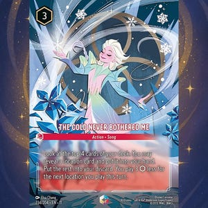 Può includere: Una carta Disney Lorcana con Elsa di Frozen. La carta ha uno schema di colori blu e bianco con il testo "THE COLD NEVER BOTHERED ME". La carta include anche il testo "Action • Song".