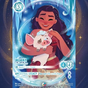 Peut inclure: Carte à collectionner représentant Moana, l'Exploratrice Curieuse, tenant un petit cochon. La carte a un fond glacé bleu et blanc avec le chiffre 5 dans un hexagone. Le texte sur la carte comprend "ANCESTRAL LEGACY" et "Storyborn - Hero - Princess".