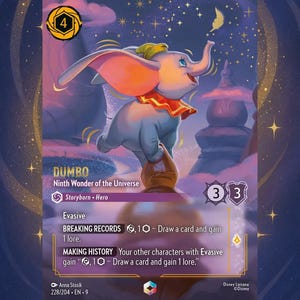 Puede incluir: Una tarjeta coleccionable con Dumbo, el elefante animado, contra un fondo de cielo soñador, púrpura y azul. La tarjeta tiene un borde dorado e incluye el texto "Dumbo, Ninth Wonder of the Universe". La tarjeta también tiene el número 4 en la esquina superior izquierda.