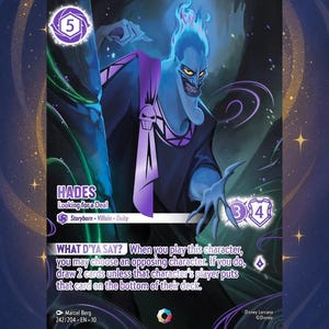 Può includere: Carta collezionabile con Ade di Disney Lorcana. La carta mostra un personaggio dalla pelle blu con la testa infuocata, che indossa una veste viola. Il testo include "HADES" e le istruzioni del gioco. La carta ha un valore di 5.