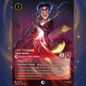 Può includere: Una carta collezionabile con Lady Tremaine di Disney Lorcana. La carta ha uno schema di colori viola e rosso, con il personaggio raffigurato in una posa drammatica. La carta include testo come "Sinister Socialite" e "Expedient Schemes".