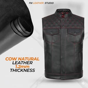 Pode incluir: Um colete de couro preto com gola mandarim, painéis de ombro acolchoados em diamante e costuras vermelhas em contraste. O colete inclui dois bolsos no peito com abas e dois bolsos laterais. Texto: FM LEATHER STUDIO e COW NATURAL LEATHER 1.2mm THICKNESS.