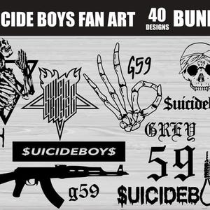 Könnte beinhalten: Eine Sammlung von 40 schwarz-weißen Suicide Boys Fan-Art-Designs. Die Designs umfassen ein Skelett, einen Schädel mit Bandana, eine Skeletthand, die das 'Okay'-Zeichen macht, ein Gewehr und verschiedene Textelemente.