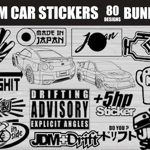 Puede incluir: Un conjunto de pegatinas de coches JDM en blanco y negro con varios diseños, incluyendo ilustraciones de coches, texto japonés y frases como "DRIFTING ADVISORY". El paquete incluye 80 diseños.