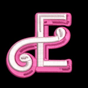 Puede incluir: Parche bordado con las letras entrelazadas "GE" en un diseño estilizado. Las letras son principalmente rosas con acentos blancos, sobre un fondo negro. El parche tiene una apariencia texturizada y cosida.