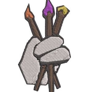 Könnte beinhalten: Gestickter Aufnäher mit einer Hand, die drei Pinsel hält. Die Pinsel haben orange, lila und gelbe Farbe. Die Hand und die Pinsel sind auf weißem Hintergrund schwarz und braun umrandet.