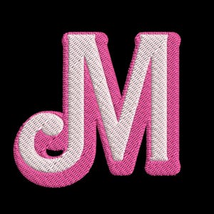 Puede incluir: Una letra M de fieltro rosa y blanco con una fuente estilizada. La letra está bordada con un contorno blanco y un relleno rosa.