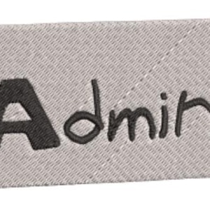 Könnte beinhalten: Ein weißes Stofflabel mit schwarzem gesticktem Text, der "Admin" lautet.