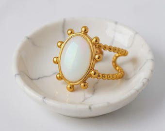 Anillo ajustable con circonita verde chapado en oro de 18 quilates: acero inoxidable hipoalergénico.
