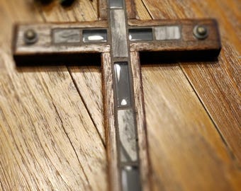 Cruz de madera única, hecha a mano, con detalles decorativos de azulejos.