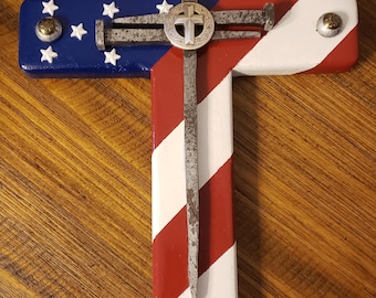 Cruz de madera única hecha a mano con la bandera estadounidense