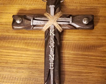 Cruz de madera única hecha a mano - Personalizable